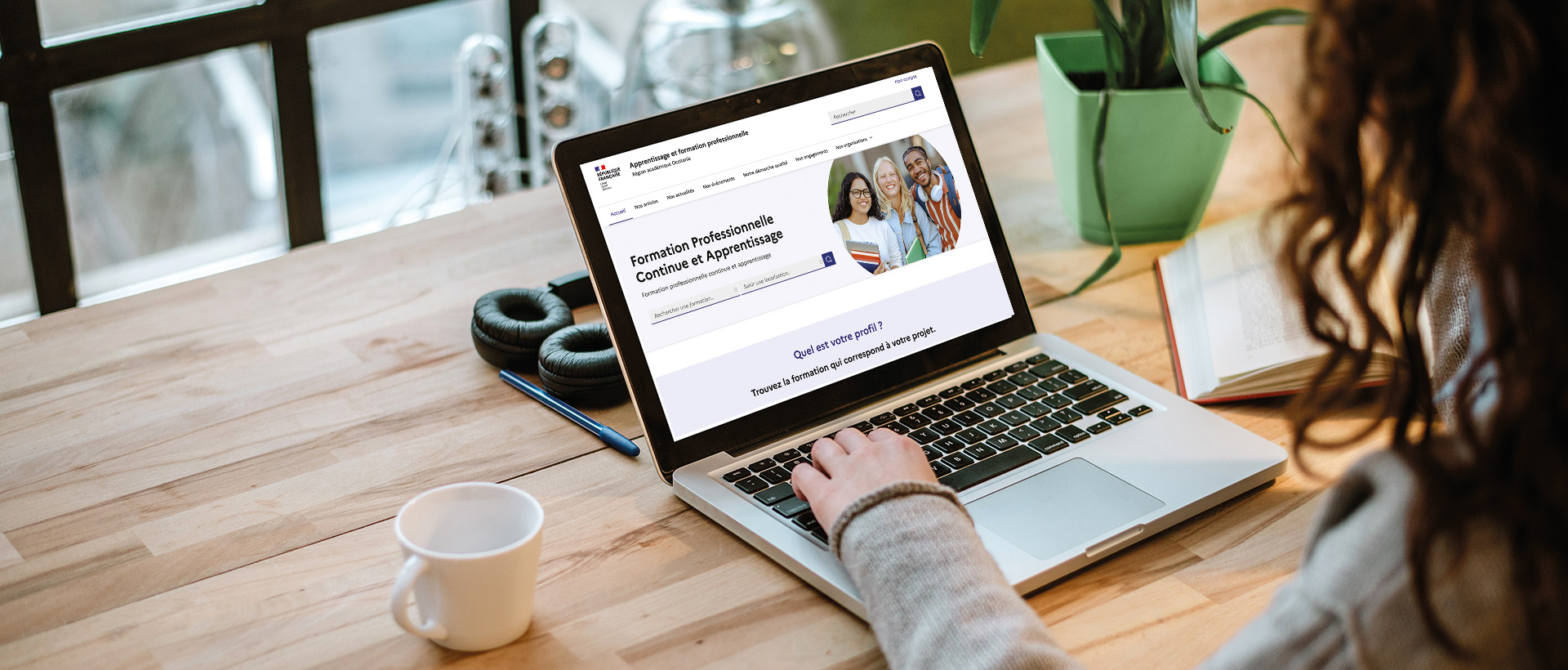 jeune femme regardant son ordinateur portable avec un écran sur le site MaForPro