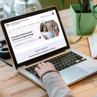 jeune femme regardant son ordinateur portable avec un écran sur le site MaForPro