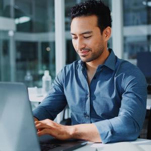 homme tapant sur un clavier d'ordinateur dans un bureau d'entreprise