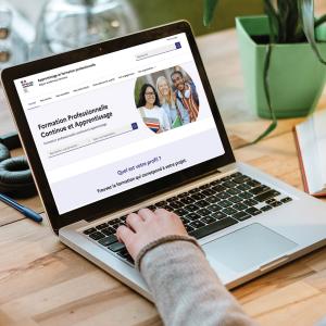 jeune femme regardant son ordinateur portable avec un écran sur le site MaForPro