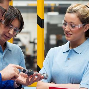Trois jeunes dans ateliers industriels 