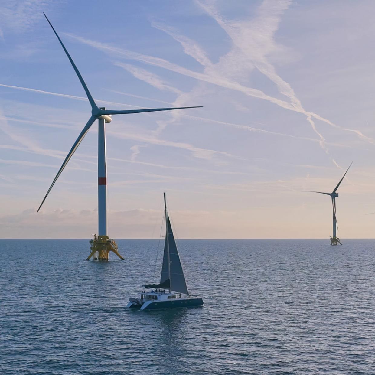 Trois éoliennes flottantes du projet EFGL installées au large