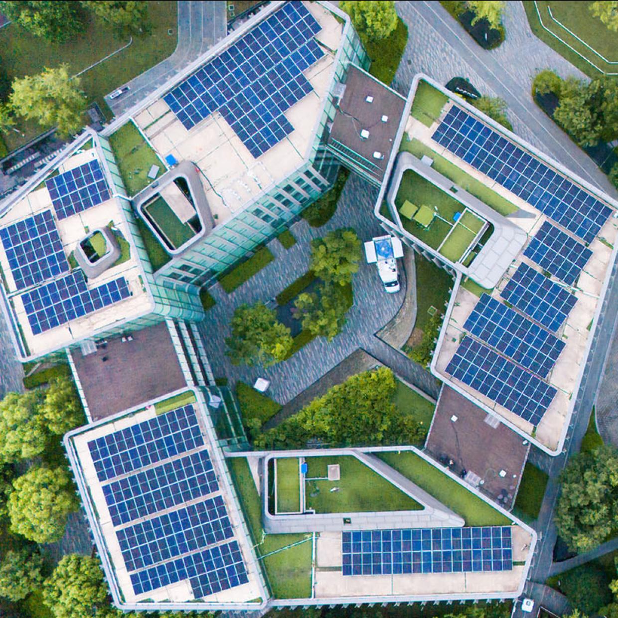 Panneaux solaires sur les toits des villes au crépuscule
