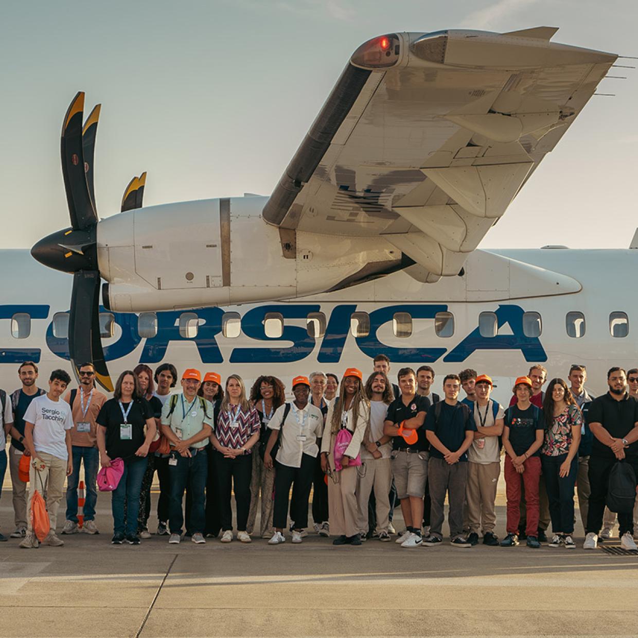 Groupe de 80 lycéens, collégiens, étudiants, demandeurs d’emplois devant un avion ATR 72-600 à l’aéroport du Bourget.
