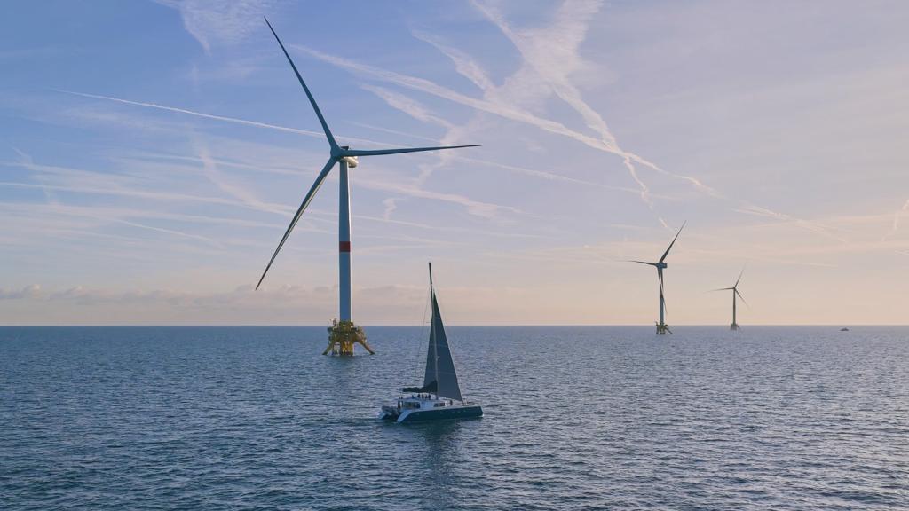 Trois éoliennes flottantes du projet EFGL installées au large