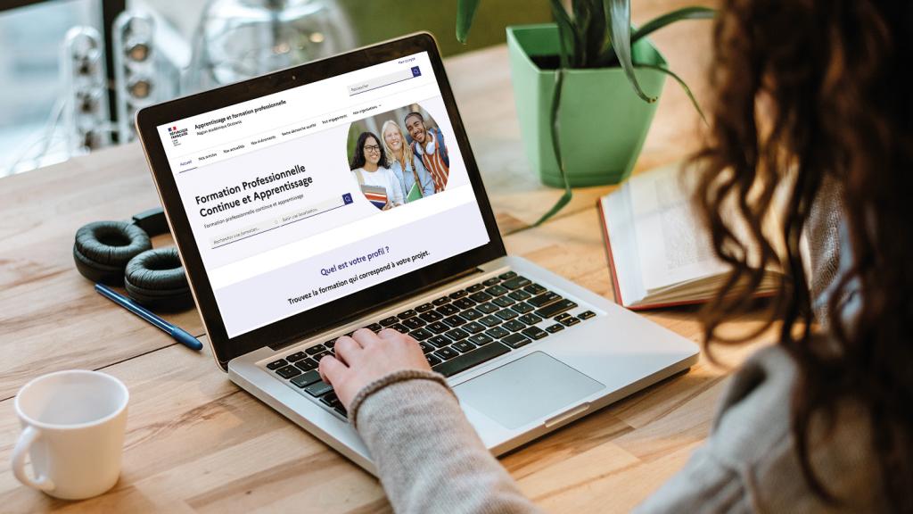 jeune femme regardant son ordinateur portable avec un écran sur le site MaForPro