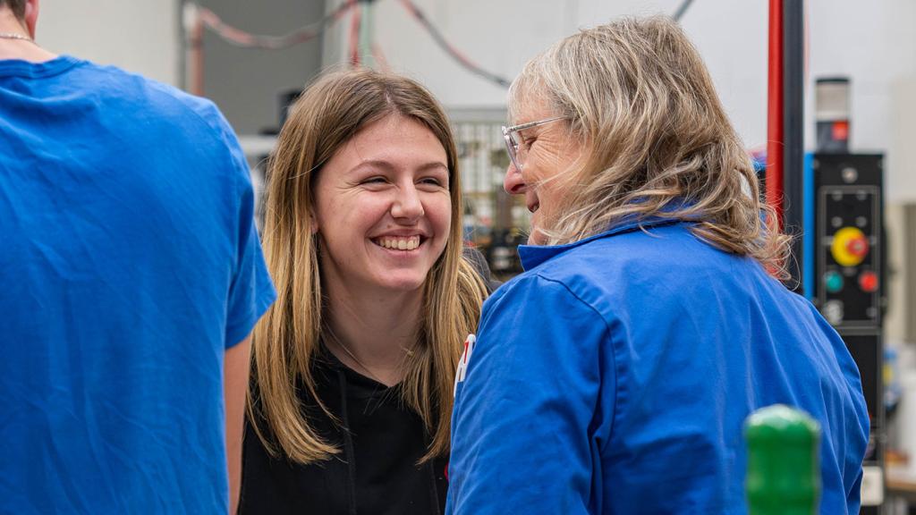 deux femmes dans un atelier 