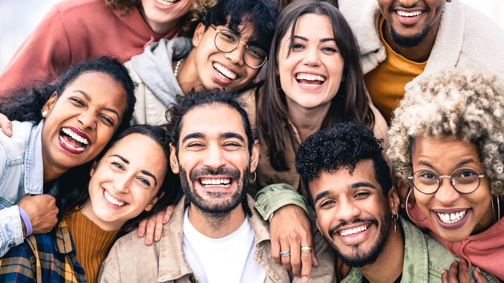 Groupe de personnes souriants