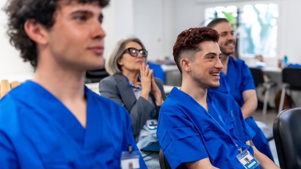 Des jeunes soignants sont en cours et regarde dans la même direction