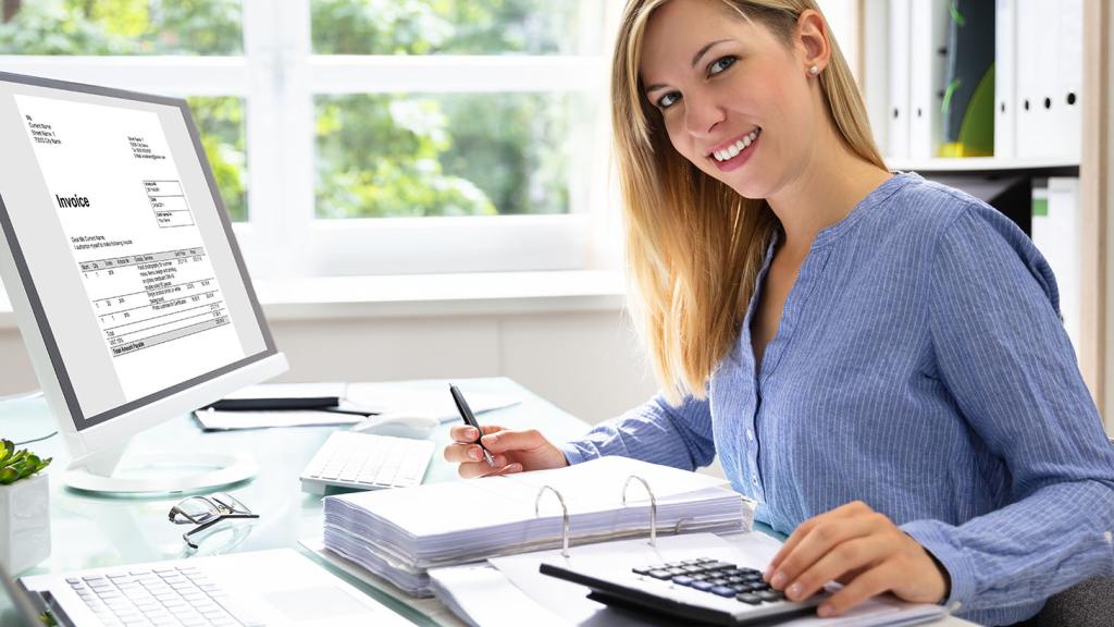 Jeune femme secrétaire comptable -iStock